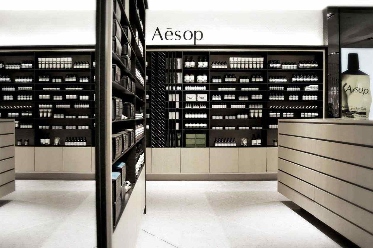 Черные магазины телефонов. Aesop бутики. Aesop 1994. Интерьер магазина косметики. Aesop магазины интерьер.