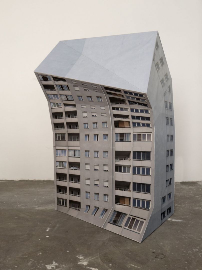 4_Bernd Oppl crooked building_2015_Holz_Pigmentprint_Buettenpapier_40_135_70cm_small