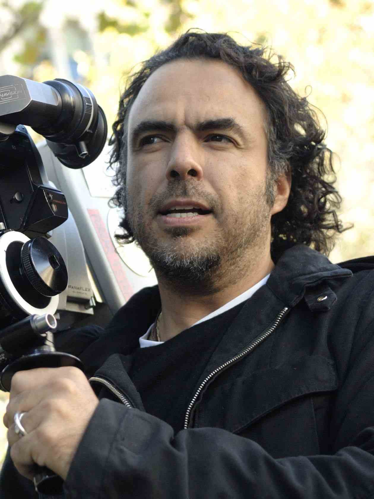 Alejandro_González_Iñárritu_with_a_camera_in_production_Cropped